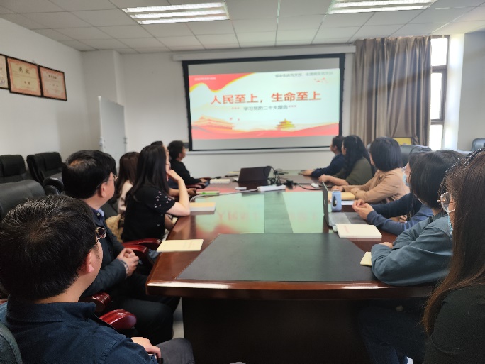 会议室里的人们描述已自动生成 会议室里的人们描述已自动生成